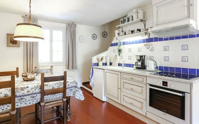 Classy Holiday Home With Swimming Pool, Bbq, Terrace, Garden