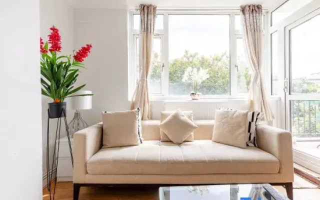 Cosy 3 Bed Flat Near London's Highlights