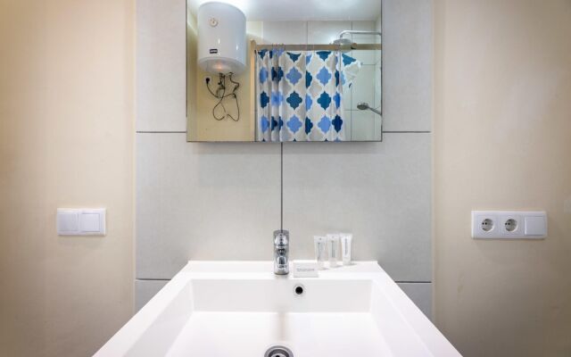 Charming 2BR Apt With Tropical Garden Pool