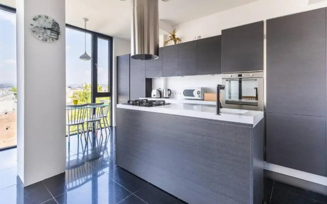 -30  NEW 2 BR Super Spacious Apt w/Terrace+views