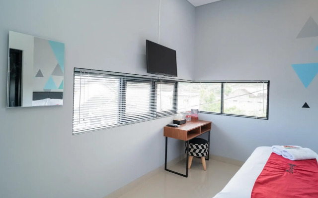 RedDoorz near Sindu Kusuma Edupark 3