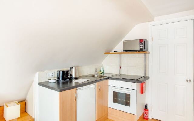 Simplistic Apartment in London Near Buckingham Palace