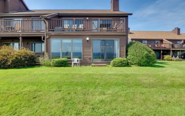 Pool Access: Waterfront Lake Memphremagog Condo!