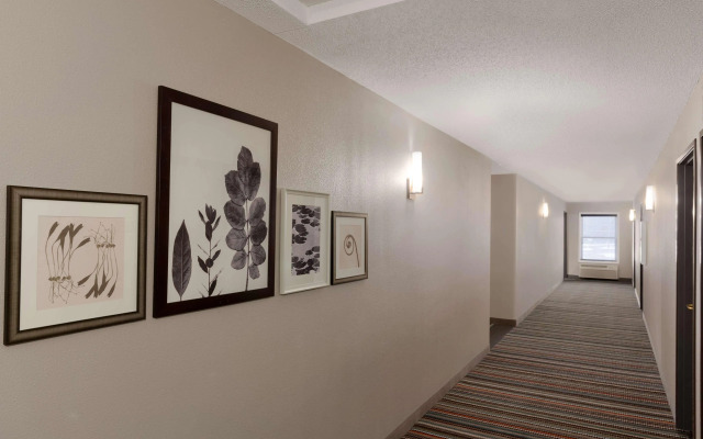 Country Inn & Suites by Radisson, Chippewa Falls, WI