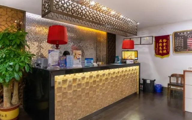 Mingyue Business Hotel(Huaqiang North subway station store)