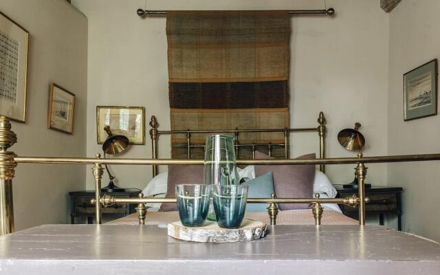 Lavish Tudor Estate Gardens - Sleeps 25