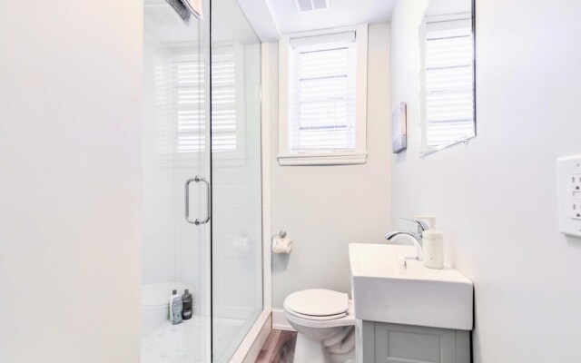 1BR Apt - w King Bed and Netflix- Close to DT