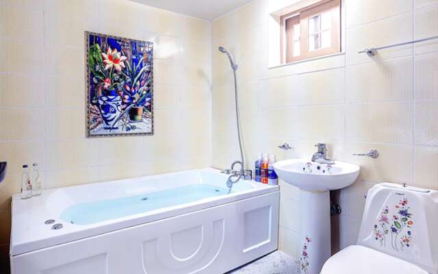 Geojedo Whirlpool Pension (pets friendly)