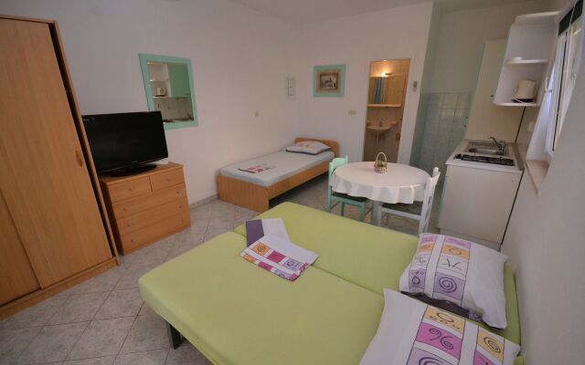 Studio apartment Suzane - terrace and sea view SA-Iris Postira, Island Brac