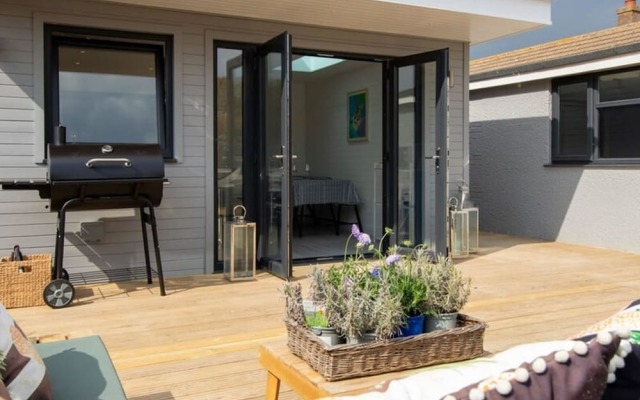Seaside Serenity 3-bed Deck Garden Near Shore