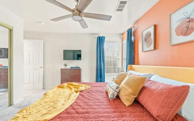 Dallas Retro House King Bed Backyard