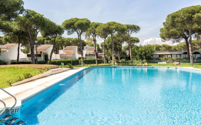 Beachside cosy apartment with pool