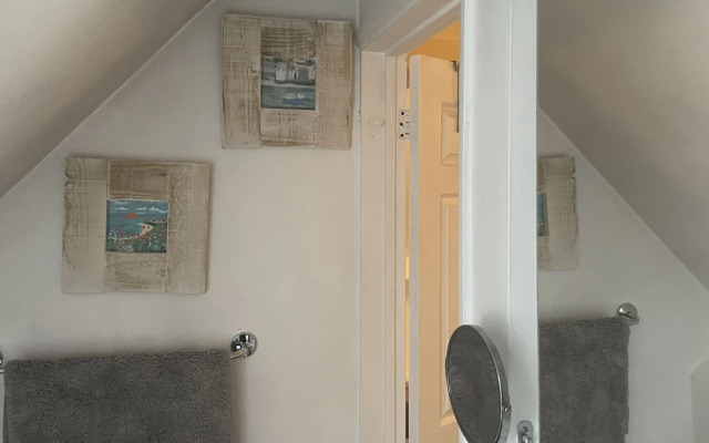 Entire Artistic Open-plan Top Floor Apartment