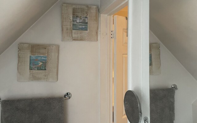 Entire Artistic Open-plan Top Floor Apartment