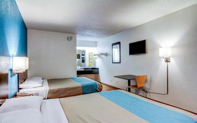 Motel 6 Florissant, MO