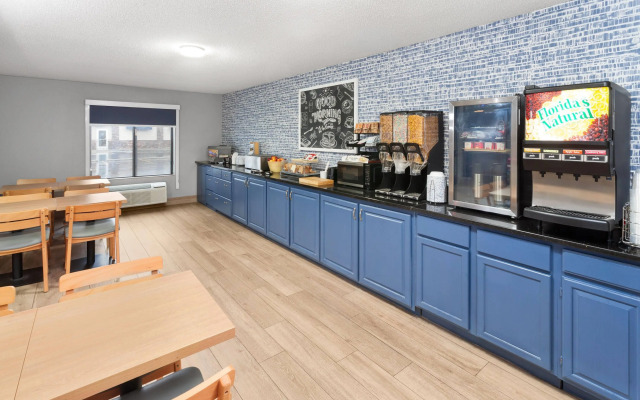 AmericInn by Wyndham Reedsburg