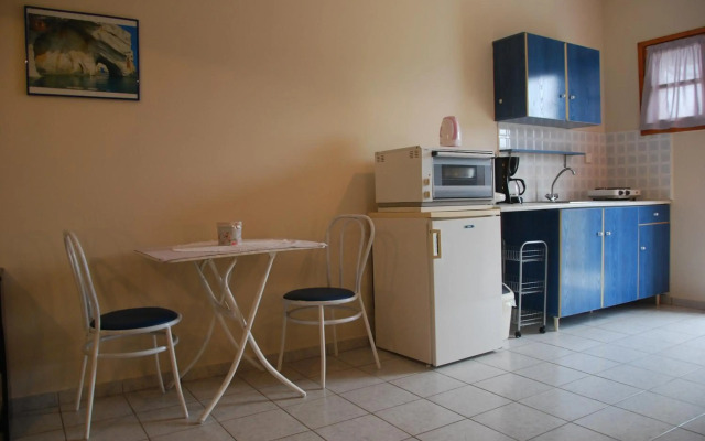Kavos Psarou Studios and Apartments