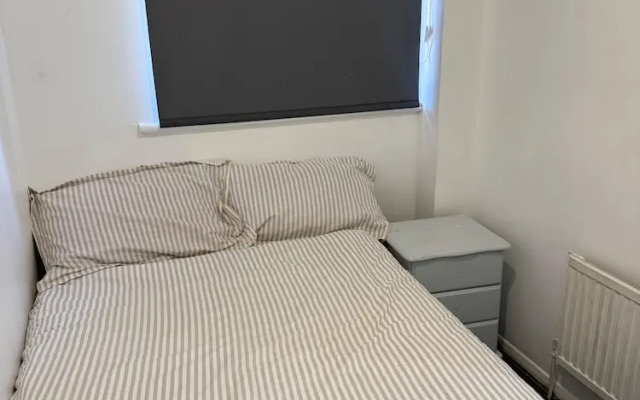 Close London City Airport- Petok - Free Parking