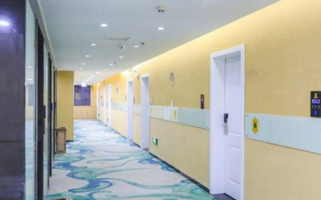 Super 8 Hotel (Guiyang North Railway Station)