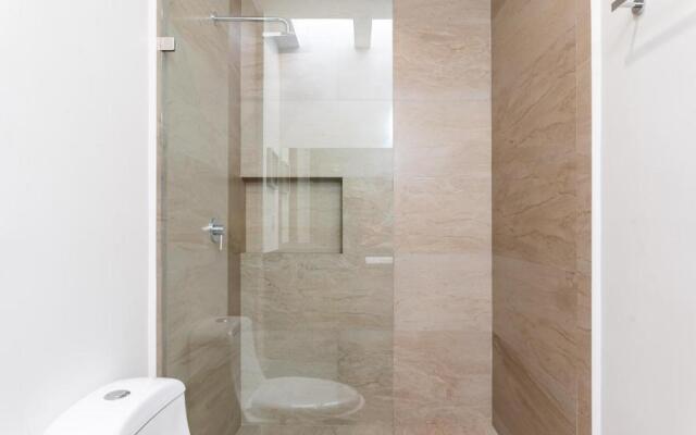 Entire House- 3BR with Private Roof Top Deck