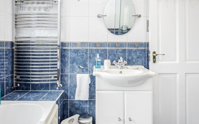 Impeccable 4-bed Apartment in Hornchurch