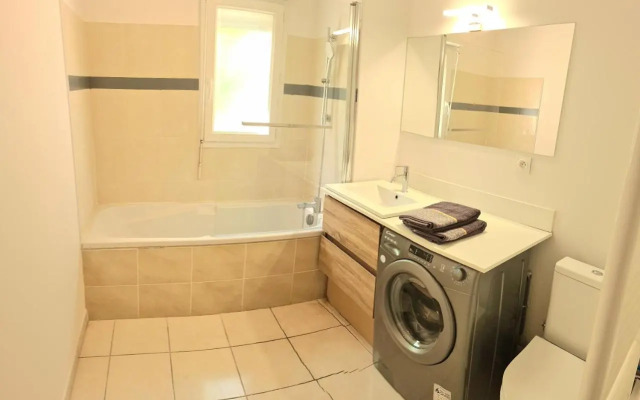 Spacieux logement avec terrasse à 100m du tram