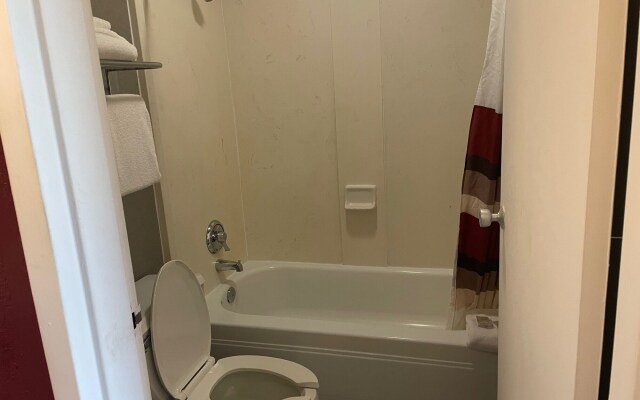 Red Roof Inn & Suites DeKalb