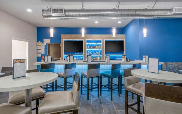 Clarion Inn & Suites DFW North