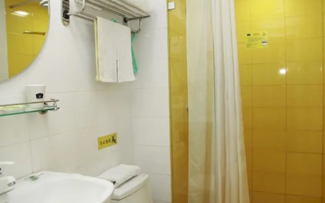 Rui Bai Yun Hotel (Changshu Zhaoshangcheng South Bus Station)