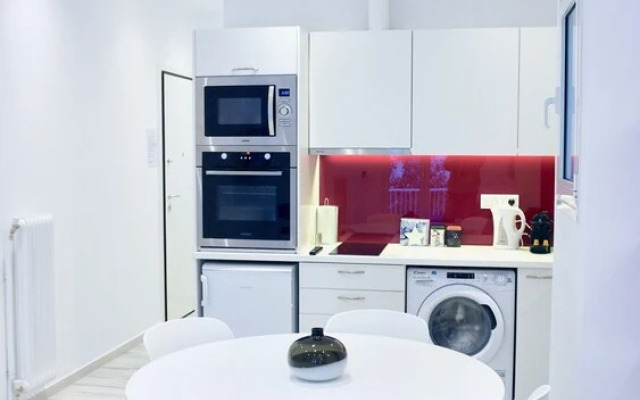 Central Bright Apt in Athens near Metro