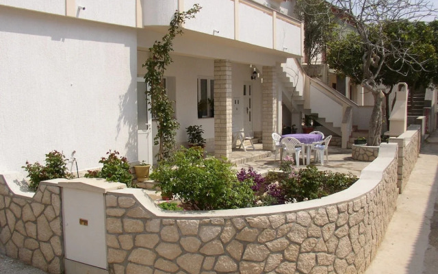 Luca - With Nice Courtyard - SA3