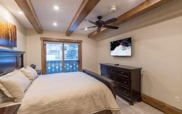 Villa Cortina with Easy Access to Gondola by RedAwning