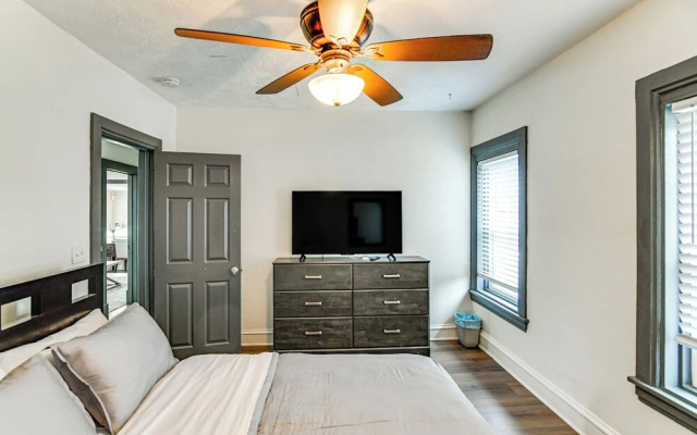 Walkable Location: Welcoming Unit in Omaha