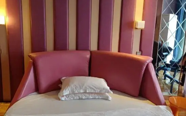 Yunwu Theme Apartment (Xinxiang Huazhong Branch)