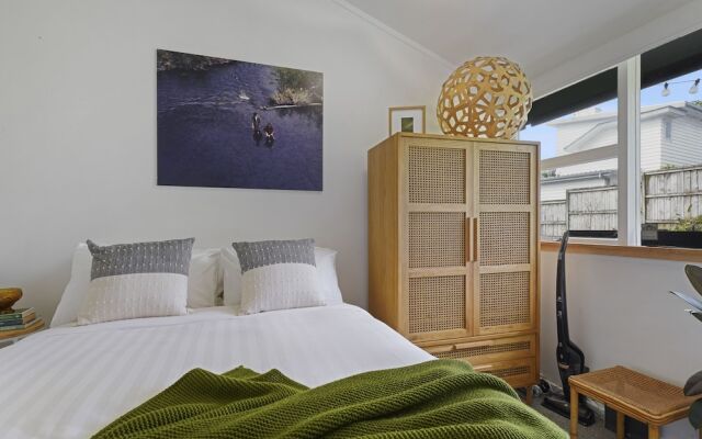 Central Quiet 2BR Apt -  Wifi -  Parking