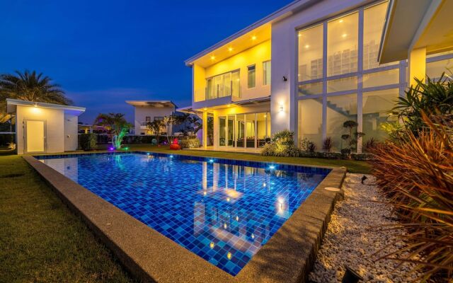 Modern 3 bedroom Pool Villa PG19