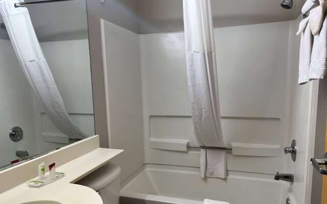 Days Inn & Suites by Wyndham Hutchinson