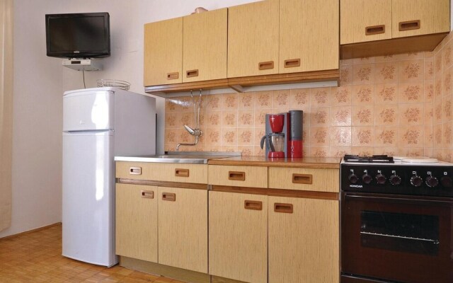 Awesome Apartment in Starigrad Paklenica With 2 Bedrooms
