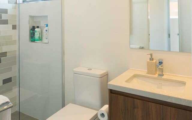 New Designer Home + Parking + Close to Airport