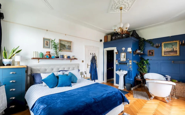 Premium 3 Bed 3 Bath Lounge Apartment