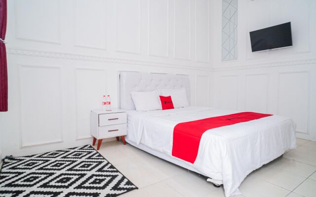 RedDoorz Syariah @ Aura Homestay