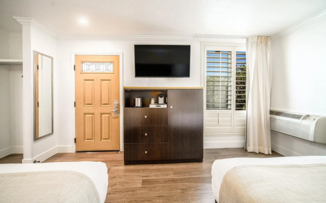 Little Inn By The Bay Newport Beach
