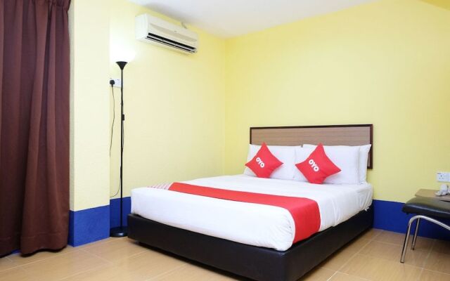 OYO 89352 Golden Terminal Lodge