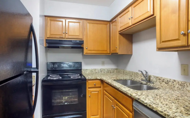 HomeTowne Studios by Red Roof Huntsville - Madison