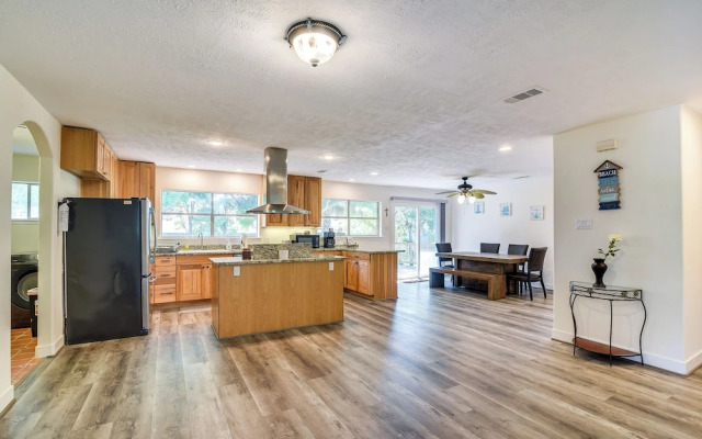 Walk to Beach: Galveston Getaway w/ Deck!
