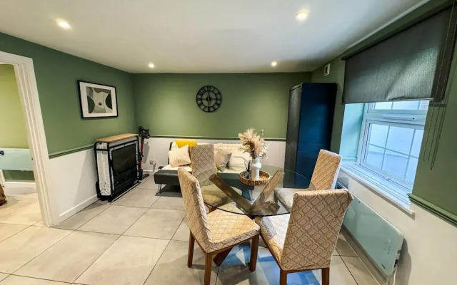 5 Minute Walk To Reading Station