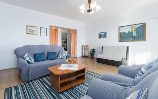 Apartment Paola for Max 7 Pax with 3 Bedrooms Large Garden And Spacious Balconies Overlooking the Sea - Apartment in Porec - Photo 3