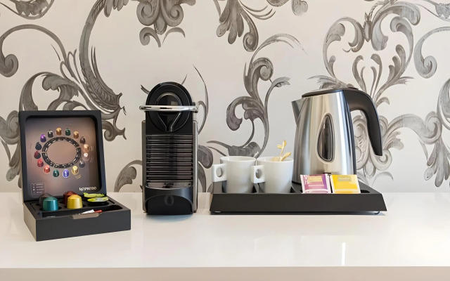 The Amsterdam Canal Hotel