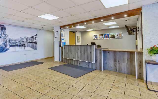 Motel 6 Milwaukee, WI - Glendale