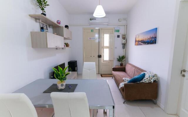 Seaside Cosy Maisonette @ Marsaskala - 2 mins walk from sea